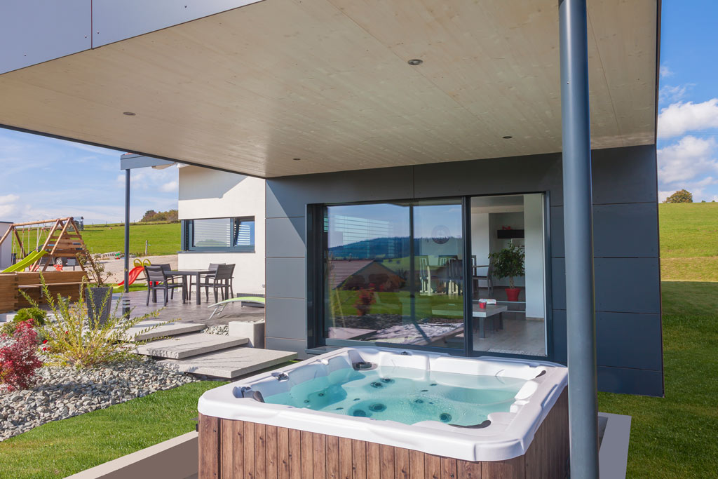 Extension de maison contemporaine avec terrasse, jacuzzi et auvent en Haute-Savoie
