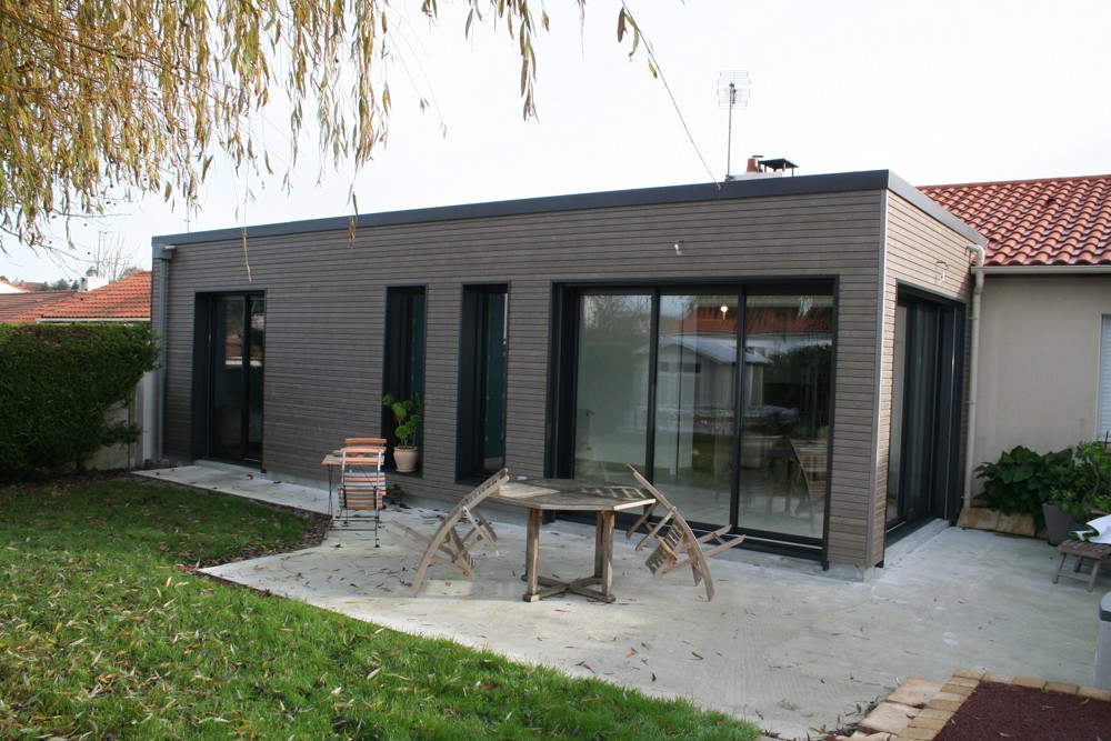 Extension en bois à toit plat en Haute-Savoie