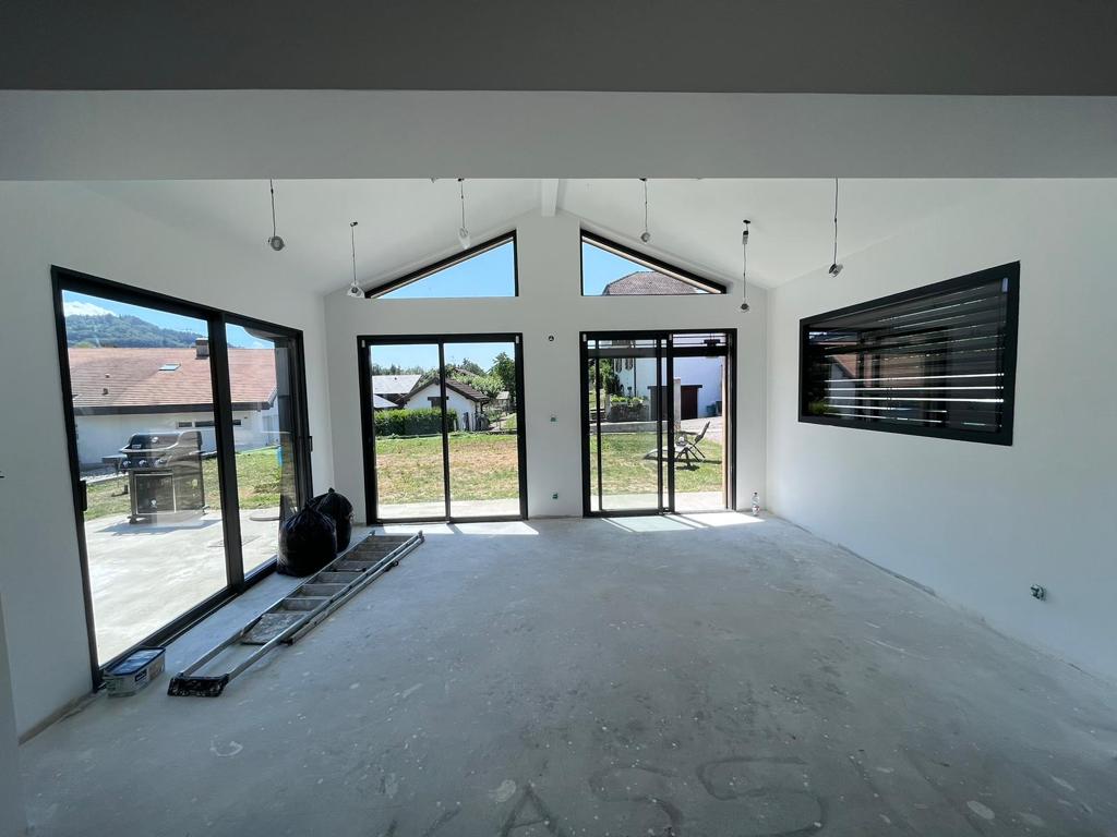 Rénovation de maison avec baies vitrées à Boge
